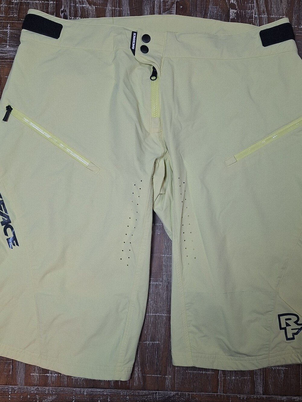 Race Face Shorts Men's Size XL Yellow with Zippers & Pockets Biking, Cycling...